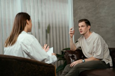 Stresli ve depresif bir hasta zihinsel hastalığı ve depresyonu olan psikiyatristten terapi sırasında yardım istiyor. Akıl sağlığı ve tıbbi bakım konsepti. Açılıyor