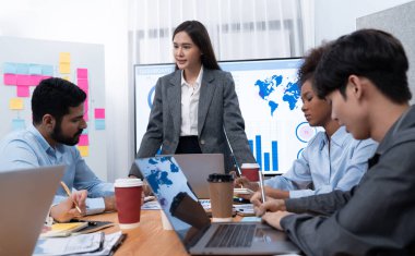 Genç Asyalı iş kadını modern toplantıda TV ekranında veri analizi paneli sunuyor. Bir grup iş adamıyla konferans odasında iş sunumu. Uyum