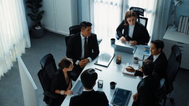 Üst düzey iş adamları tablet tableti masaya ve planlama stratejisine koyarken, çeşitli takımlar da mali planı tartıştı. Toplantı masasında bir grup beyin fırtınası fikri var. Müdürlük.