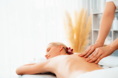 Kafkasyalı kadın müşteri stres önleyici spa masajının keyfini çıkarıyor ve lüks otel ya da oteldeki gündüz açık ortam güzellik salonunda güzellik teniyle eğleniyor. Sessiz.