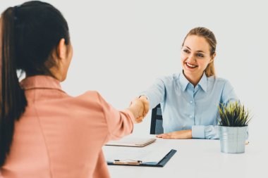 İş başvurusu ve iş anlaşması için ofis masasında toplanan iki genç iş kadını. İşe alım ve insan kaynakları kavramı. uds