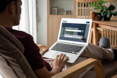 Çevrimiçi otel konaklama rezervasyon sitesi mod rezervasyon sistemi sağlar. Seyahat teknolojisi kavramı .