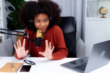 Güzel Afrikalı kadın etkileyicilerin sunucu kanalı yeni dinleyicilerle yayın stüdyosunda konuşuyor. Canlı sosyal medyada yaşam koçu danışmanlığı zamanı. Tavsiye verme kavramı. Tatlandırıcı.