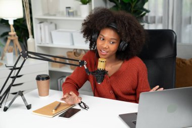 Güzel Afrikalı kadın sunucu kanalı çevrimiçi yayın yoluyla konuşuyor pazarlama öğretiyor, dinleyicileri canlı ya da çevrimiçi. İş yerindeki herhangi bir yer kavramı. Tatlandırıcı.