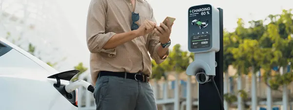 Ung Man Använda Smartphone För Att Betala För Offentliga Bil — Stockfoto