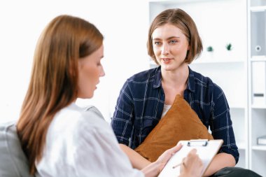 Mutlu hasta ve psikolog klinikte olumlu duygularla zihinsel sağlık sohbeti yaparken aynı zamanda en başarılı iş ve hayatı merkez ofisteki psikologlara anlatıyor. .