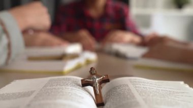 Hristiyan katolik takipçilerle dinsel bağlılık ve maneviyat duygusu doludur. Ağır çekimde Hıristiyan insanlar birlikte dua ederken el ele tutuşup grup duası yapıyorlar. Filizlenen