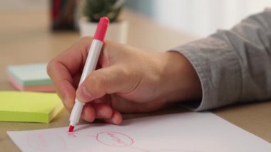 Yavaş çekim kapanış çalışanı stratejik pazarlama planı yapıyor ve toplantı odasındaki ofis masasına renkli yapışkan notlarla zihin haritası yapıyor. Değiştirilmiş
