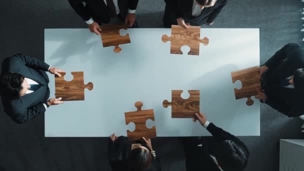 Visão Superior Pessoas Negócios Colocando Quebra Cabeças Juntos Sala Reuniões — Vídeo de Stock