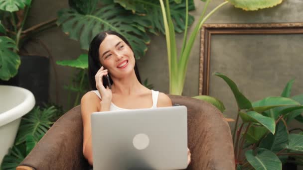 Modern Ung Kvinna Talar Telefon Arbetar Distans Eller Koppla Ensamheten — Stockvideo