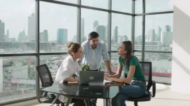 Yetenekli iş adamlarından oluşan bir grup pazarlama planı hakkında fikir paylaşıyor. Profesyonel iş ekibi birlikte çalışıyor, tartışıyorlar, toplantı masasında dizüstü bilgisayarla konuşuyorlar, şehir manzaralı belgeler hazırlıyorlar. İzleme