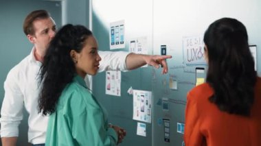 Profesyonel iş ekibi Ux ve Ui tasarımını kullanarak fikir paylaşımı yapıyor. Bir grup iş adamı pazarlama planı hakkında beyin fırtınası yapıyor. Çeşitli iş adamları zihin haritası kullanarak çözüm buluyor. Yönlendirici.