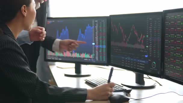 Slow Motion Zakelijke Beleggers Aandelenhandel Bedrijf Analyseren Van Beurs Marketing — Stockvideo