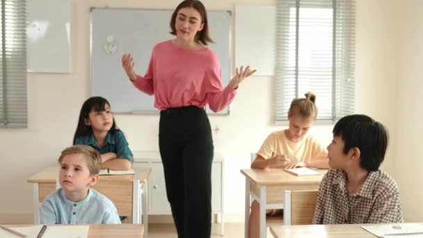 Kaukasiska Lärare Runt Klassrummet Medan Förklara Klassrumsarbete Attraktionslärare Talar Och — Stockvideo