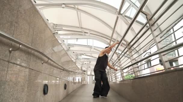 Umiejętny Przystojny Hipster Wykonuje Taniec Uliczny Wąskim Korytarzu Profesjonalny Hip — Wideo stockowe