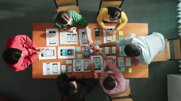 Equipe Criativa Unindo Mão Enquanto Brainstorm Sobre Interface Telefone Móvel — Vídeo de Stock