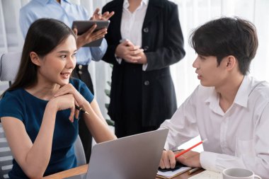 Çok ırklı analist ekibi toplantı masasındaki mali raporu analiz etmek için BI gösterge tablosunu kullanıyor. Çeşitli iş adamlarından oluşan bir grup, FIntech 'in veri analizini başarılı iş pazarlaması için kullanır. Uyum