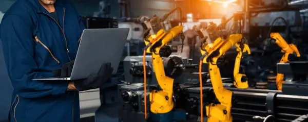 Xai Engineer Gebruikt Geavanceerde Robotsoftware Industriële Robotarm Fabriek Bedienen Automatisering — Stockfoto
