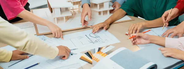 Yetenekli Mimar Takımı Inşaatı Hakkında Tartışırken Mimar Modeli Bina Planının — Stok fotoğraf
