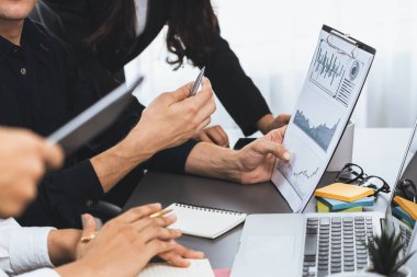 Veri analistleri ofis çalışanlarından oluşan bir ekip, mali, trend ve pazarlama verilerini analiz etmek için iş istihbaratı BI gösterge paneli üzerinde işbirliği yapmaktadır. BI yazılım kullanım sürücüsü iş başarısı. Tedbirli