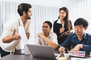 Bir grup farklı ofis çalışanı şirket ofis odasında stratejik iş pazarlama planlamasında birlikte çalışıyor. İş yeri konseptinde pozitif takım çalışması. Tedbirli