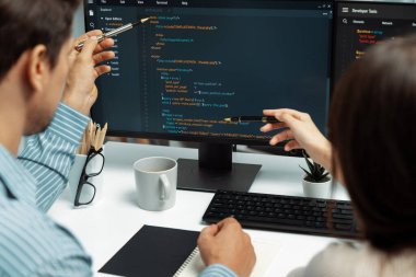 İki ekran ekranında yaratıcı web sitesi planlama yazılımını tartışan yetenekli geliştiriciler programı arka görüş konseptiyle ofiste tasarımı analiz eden tam yığın veri. Varsayım.