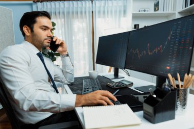 İki borsa yatırımıyla danışman ya da ortağı arayan tüccar işadamı, veri analizini yüksek kârlı dinamik teknoloji borsasına yatırım yapmak için karşılaştırdı. Tahmin et..