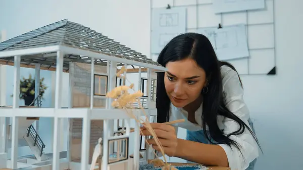 Junge Schöne Kaukasische Architekten Ingenieur Dreht Haus Modell Herum Hausbau — Stockfoto