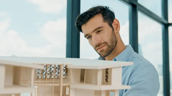 Uśmiechnięty Biały Inżynier Zamienia Model Domu Lewo Prawo Sprawdzić Punkt — Zdjęcie stockowe