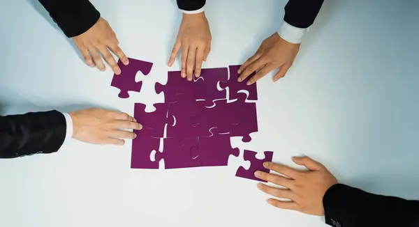 Panoramabanner Von Oben Auf Dem Geschäftsteams Puzzle Über Tisch Zusammensetzen — Stockfoto