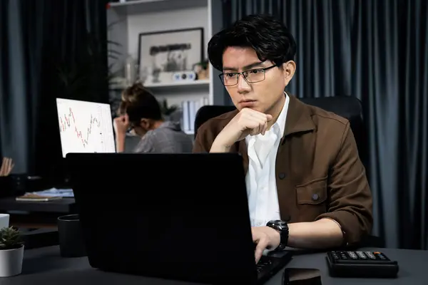 Faccia Seria Pensare Uomo Affari Concentrandosi Laptop Segnalare Analisi Dei — Foto Stock