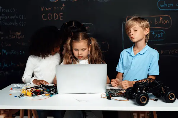 Έξυπνο Κορίτσι Λευκή Σαλιάρα Που Μαθαίνει Πώς Κωδικοποιεί Την Τεχνολογία — Φωτογραφία Αρχείου