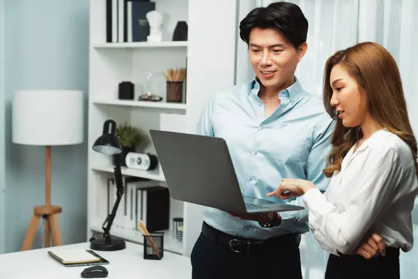 Lächelnde Asiatische Mitarbeiter Stehen Modernen Büro Während Sie Über Die — Stockfoto