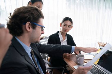 Modern ofis ortamında çalışan çeşitli etnik gruplardan çeşitli iş adamları. Üretken ve çok ırklı ofis çalışanları stratejik ticari pazarlama konusunda tartışmaya giriştiler. Habiliment