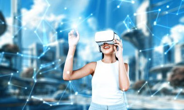 Kadın standı beyaz VR kulaklık takıyor ve beyaz kolsuz bağlantı metaverse, gelecekteki teknoloji siber uzay topluluğu yaratıyor. Sanal gerçekliğin işaret parmağı hologram nesnesini kullanıyor. Halüsinasyon.