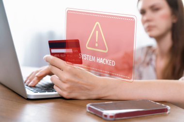 Hologram arayüzü izleyen müşteri, çevrimiçi işlemler için nakitsiz teknoloji kullanırken kredi kartı hacklenmesi tehlikesini uyarıyor. Akıllı tüketici kontrol cihazı güvenlik sorununu çözmeye çalışıyor. Siber Nakit.