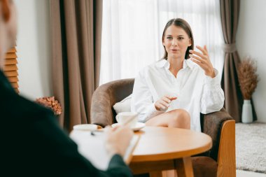 Psikolojik konsültasyon zihinsel problemde iyileşme kaydediyor. Psikiyatrist akıl hastalığı teşhisi koyarken mutlu genç bayan hasta terapi seansı yapıyor. Açılıyor