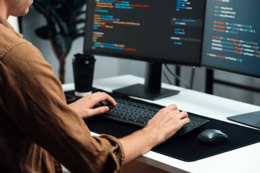 IT geliştiricisi, yazılım güncellenmiş yazılım sürümü kavramını yaratarak, kodlama uygulama ekranları üzerinde modern ev ofisteki pc monitörlerinde çevrimiçi yazılım geliştirme üzerinde çalışıyor. Toplayıcı.