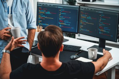 BT geliştiricileri pc ekranında çevrimiçi yazılım geliştirme bilgisini tartışıyor, web sitesindeki son sürüm uygulaması için program kodlaması oluşturuyorlar. Beyin fırtınası yazılımı kavramı güncellendi. Satılabilir.