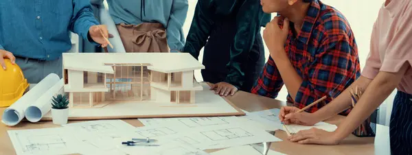 Architektonická Týmová Analýza Brainstorming Stavbě Domu Konferenčního Stolu Modelem Domu — Stock fotografie
