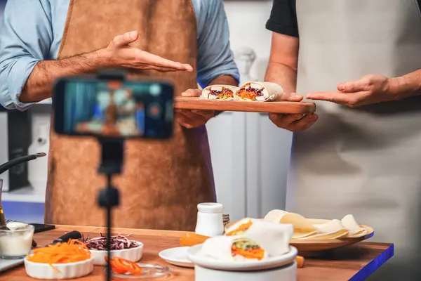 Cropped View Chef Influencers Presenting Fresh Salad Roll Cooking Step — Stock Photo, Image