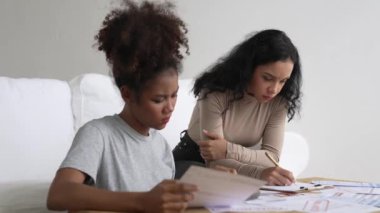 Stresli Afrikalı Amerikalı kadınların kredi kartı borçlarıyla ilgili mali sorunları var. Kötü kişisel para ve ipotek yönetimi krizi kavramını çok önemli ölçüde karşılıyorlar..