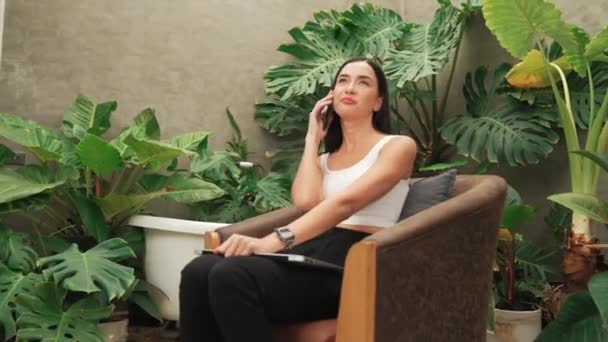 Moderna Giovane Donna Che Parla Telefono Lavorando Distanza Rilassandosi Nella — Video Stock