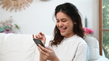 Genç bir kadın internet üzerinden alışveriş yapmak için internet üzerinden internet üzerinden internet üzerinden alışveriş yapıyor. Modern ve konforlu çevrimiçi alımlar güvenli ve uygun alışverişleri sağlar.