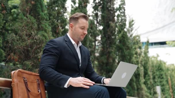 Кавказькі Бізнесмени Працюють Ноутбуці Сидячи Зеленому Місті Менеджер Проектів Використанням — стокове відео