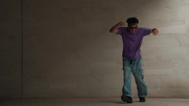 Умная Уличная Танцовщица Практикует Движение Боя Строительстве Сером Фоне Молодой — стоковое видео