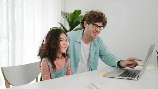 美国女儿学习编码和编写工程技术提示 而聪明的父亲则一起学习 并指向笔记本电脑屏幕 小心地显示代码或系统的编程 教育学 — 图库视频影像
