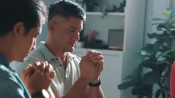 Top Kilátás Szakképzett Különböző Ima Kapaszkodó Kezét Imádkozik Istenhez Miközben — Stock videók
