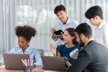 Mutlu iş adamları birlikte çalışır, şirket ofisinde tartışırlar. Profesyonel ve çeşitlilik takım çalışması iş planını bilgisayarda tartışır. Modern çok kültürlü ofis çalışanı. Uyum