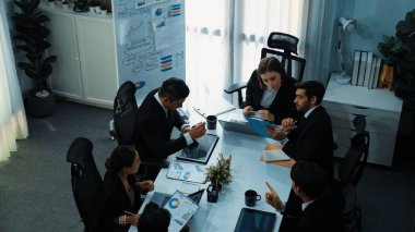 Toplantıda birlikte çalışan zeki iş adamlarının üst düzey görüşü. Menajer finansal belgeye bakarken borsaya yatırım yapmaya karar veriyor. İş adamları iş verilerini analiz eder. Müdürlük.